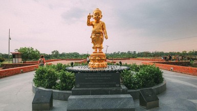 Thực tập chánh niệm được xem như là một sự tái sinh, bỗng nhiên ta trở nên sống động. Chánh niệm làm tăng cường định lực, giúp ta nhìn thấy sự vật sâu sắc hơn và ta không còn là nạn nhân của nhiều tri giác sai lầm nữa