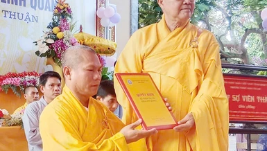 Hòa thượng Thích Minh Nhật trao quyết định bổ nhiệm trụ trì chùa Linh Quang đến Thượng tọa Thích Bổn Quốc
