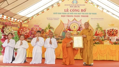 Thượng tọa Thích Quảng Hiền trao quyết định thành lập điểm sinh hoạt tôn giáo tập trung đạo tràng Ngọc Thành đến Đại đức Thích Giác Minh Phát