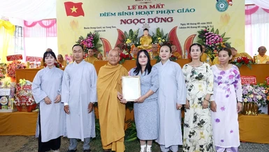 Đại diện chính quyền trao quyết định công nhận điểm sinh hoạt Phật giáo Ngọc Dũng tại H.Lắk, tỉnh Đắk Lắk