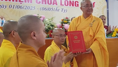 Hòa thượng Thích Minh Nhật trao quyết định bổ nhiệm trụ trì đến Đại đức Thích Quảng Mến 