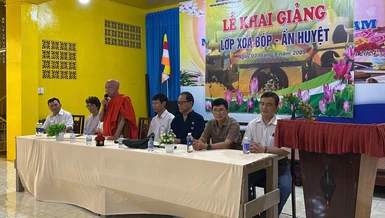 Hòa thượng Thích Thiện Chiếu, trụ trì chùa Kỳ Quang 2 phát biểu tại Lễ khai giảng lớp học 