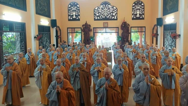 Chư Ni niêm hương bạch Phật, đảnh lễ Tam bảo - Ảnh: CVP