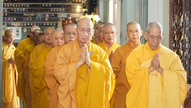 Chư hành giả tại trường hạ chùa Huỳnh Kim kinh hành trong thời khóa Tuần huân tu tập trung nhân mùa An cư kiết hạ Phật lịch 2569