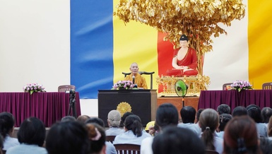 Thượng tọa Thích Giác Trí có thời pháp thoại với chủ đề "Vai trò và tầm quan trọng của đạo đức Phật giáo"