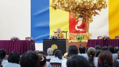 Thượng tọa Thích Giác Trí có thời pháp thoại với chủ đề "Vai trò và tầm quan trọng của đạo đức Phật giáo"