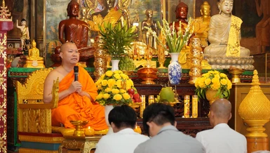 Đại đức Châu Hoài Thái có thời pháp thoại đến Phật tử trước khóa lễ dâng y tắm mưa và dâng đèn hạ 