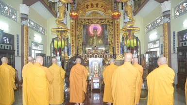 Trang nghiêm khóa lễ Bố-tát tại chánh điện chùa Pháp Thành