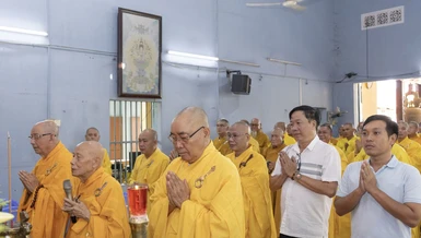 Hòa thượng Thích Minh Nhật, Trưởng ban Trị sự GHPGVN tỉnh Lâm Đồng cùng chư tôn giáo phẩm, đại biểu tưởng niệm anh linh các anh hùng, liệt sĩ