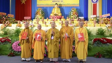 Trưởng lão Hòa thượng Thích Thiện Pháp trao quyết định đến các vị Ban Thường trực Ban Trị sự GHPGVN tỉnh 