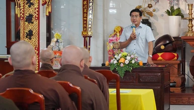 Ông Thạch Nghi Xuân, Trưởng ban Dân tộc - Tôn giáo Ủy ban MTTQVN TP.HCM báo cáo viên hội nghị