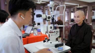 Tu viện Khánh An đồng hành cùng Bệnh viện Mắt Việt khám mắt miễn phí