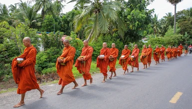 "Như trầm hương phải được nung nóng mới tỏa mùi thơm, người hành đạo cũng cần đi qua thử thách sóng gió hương đạo mới được tôi luyện và lan tỏa"