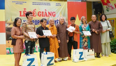 Chư tôn đức Cơ sở Từ thiện xã hội chùa Kỳ Quang II trao chứng chỉ, tặng quà đến các học viên khiếm thị