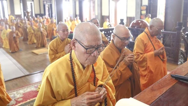 Chư tôn đức dâng hương, đảnh lễ Tam bảo 