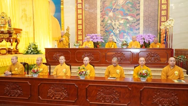 Chư tôn đức chứng minh Lễ cài hoa hồng Vu lan - Báo hiếu tại khóa tu Ngày an lạc