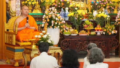 Phật tử về chùa Candaransi dự lễ Sene Đôn-ta và nghe pháp