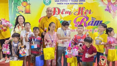 Ban Tổ chức tặng quà cho các em thiếu nhi 