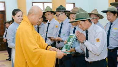 Thành viên Phân ban Gia đình Phật tử tỉnh Gia Lai nhận quyết định