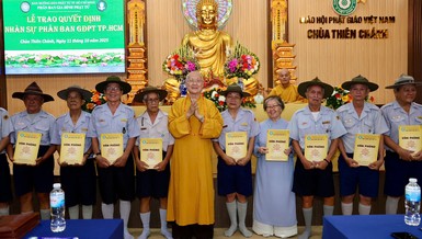 Hòa thượng Thích Chơn Không trao quyết định đến các thành viên Phân ban Gia đình Phật tử TP.HCM - Ảnh: Bá Nam
