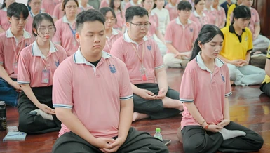 Các bạn sinh viên thực tập tĩnh tọa