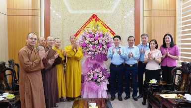 Ban Trị sự GHPGVN tỉnh Phú Thọ tặng hoa chúc mừng Đại hội Đảng bộ tỉnh lần thứ I