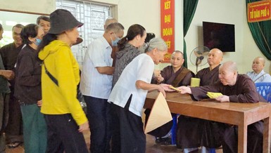 Tăng Ni, Phật tử các chùa thuộc 6 phường: Hạnh Thông, Gò Vấp, Thông Tây Hội, An Hội Tây, An Hội Đông, An Nhơn (TP.HCM) tặng quà hỗ trợ đến bà con tại Thái Nguyên