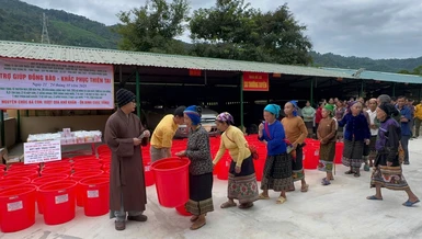 Chư Tăng chùa Bửu Đà, TP.HCM thay mặt các nhà tài trợ trao quà đến bà con bị bão lũ