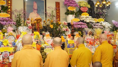 Giác linh đài Trưởng lão Hòa thượng Thích Định Quang, Thành viên Hội đồng Chứng minh được tôn trí tại chùa Huỳnh Kim (TP.HCM)