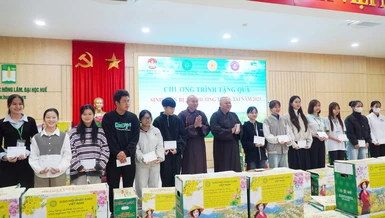 Ngày đầu tiên trong chuyến hành trình chia sẻ yêu thương, đoàn đã trao 600 phần quà đến bà con và các em sinh viên tại cố đô Huế