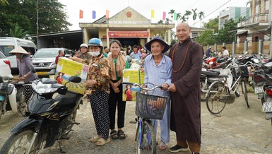 Tặng quà đến người dân tại Nhà Văn hóa thôn Phong Lục Đông, phường An Thắng