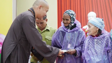 Đoàn GHPGVN trao 600 phần quà đến bà con tại tỉnh Quảng Ngãi