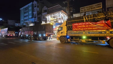 Chuyến xe nghĩa tình xuất phát từ chùa Bửu Đà đến bà con vũng lũ lụt - Ảnh: CBĐ 