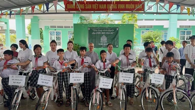Tu viện Như Giác tặng quà đến các em học sinh tại TP.Cần Thơ