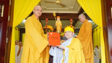 Thượng tọa Thích Thiện Quý, Phó Trưởng ban kiêm Chánh Thư ký Ban Trị sự GHPGVN TP.HCM trao quyết định bổ nhiệm trụ trì chùa Linh Chưởng đến Ni sư Thích nữ Như Phước