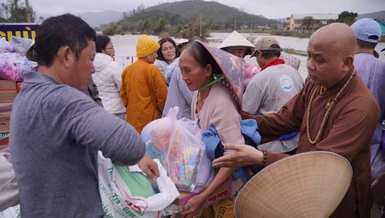 Ban Từ thiện xã hội GHPGVN TP.Cần Thơ tặng quà đến bà con bị thiệt hại do mưa lũ tại tỉnh Phú Yên (cũ)