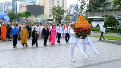 Đoàn đại biểu dự Đại hội MTTQVN TP.HCM lần thứ I, nhiệm kỳ 2025-2030 thành kính dâng hoa tưởng niệm Chủ tịch Hồ Chí Minh - Ảnh: Bảo Toàn/BGN