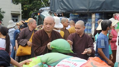 Ban Từ thiện xã hội Phật giáo tỉnh Vĩnh Long tặng quà đến bà con bão lũ xã Phú Hòa 2, tỉnh Đắk Lắk