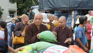 Ban Từ thiện xã hội Phật giáo tỉnh Vĩnh Long tặng quà đến bà con bão lũ xã Phú Hòa 2, tỉnh Đắk Lắk