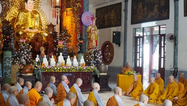 Tăng Ni các phường: Hạnh Thông, Gò Vấp, Thông Tây Hội, An Nhơn, An Hội Tây và An Hội Đông Bố-tát chung tại chùa Phổ Minh