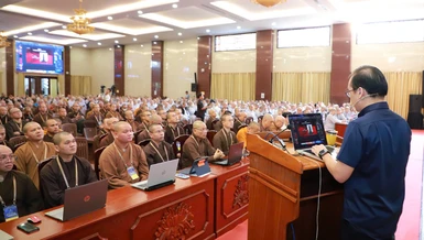 Chư Tăng Ni tham dự ngày học đầu tiên của Khóa bồi dưỡng với chủ đề: Trí tuệ nhân tạo dưới góc nhìn chánh niệm: Hiểu để phụng sự và lan tỏa - Ảnh: Trung Thắng