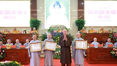 Hòa thượng Thích Lệ Trang, Phó chủ tịch Hội đồng trị sự, Trưởng ban Trị sự GHPGVN TP.HCM trao Bằng tuyên dương công đức đến tập thể Phân ban Ni giới TP.HCM