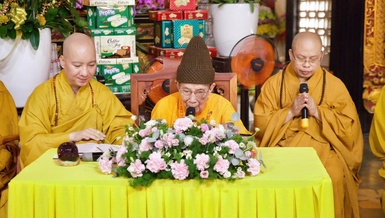 Trưởng lão Hòa thượng Thích Đức Nghiệp, Phó Pháp chủ kiêm Giám luật, Trưởng ban Giám luật Hội đồng Chứng minh chứng minh lễ quy y 