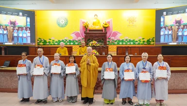 Hòa thượng Thích Chơn Không trao Giấy chứng nhận của Ban Hướng dẫn Phật tử GHPGVN TP.HCM đến các vị Phật tử tham dự khóa tu Ngày an lạc và lớp học Bồ-tát giới