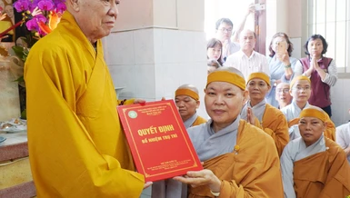 Hòa thượng Thích Nhựt Hỷ trao quyết định bổ nhiệm trụ trì chùa Thích Ca đến Sư cô Thích nữ Nhuận Sáng