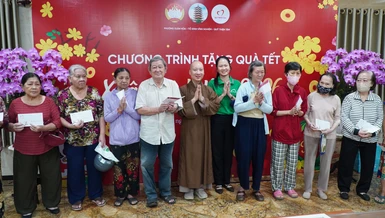 Chùa Vĩnh Nghiêm tặng quà Tết đến người dân