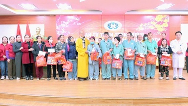 Mỗi phần quà gồm có phong bì tiền mặt trị giá 500 nghìn đồng, nước yến và bánh gạo