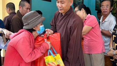 Chùa Đức Lâm trao quà Tết đến bà con khó khăn 