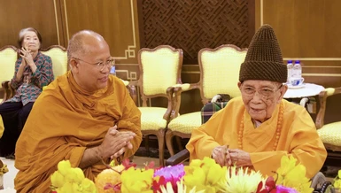 Thành viên đoàn vấn an sức khỏe đến Trưởng lão Hòa thượng Thích Đức Nghiệp