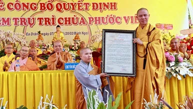 Thượng tọa Thích Nguyên Minh, Trưởng Ban Trị sự GHPGVN tỉnh Đắk Lắk trao quyết định bổ nhiệm Sư cô Thích nữ Huệ Lạc làm trụ trì chùa Phước Viên
